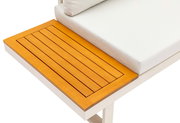 Nahaufnahme einer Gartenlounge mit hellem Polster und seitlicher Holzablage in der Draufsicht.