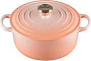 Le Creuset gusseiserner Bräter in zartem Rosa mit Deckel und Edelstahlknauf, frontale Ansicht leicht von oben