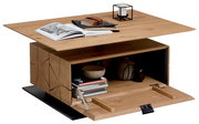 Moderner Couchtisch aus Holz mit Stauraum, von schräg oben fotografiert. Auf der Tischplatte liegen Bücher und eine Kerze, im offenen Fach darunter befinden sich weitere Dekorationsgegenstände.