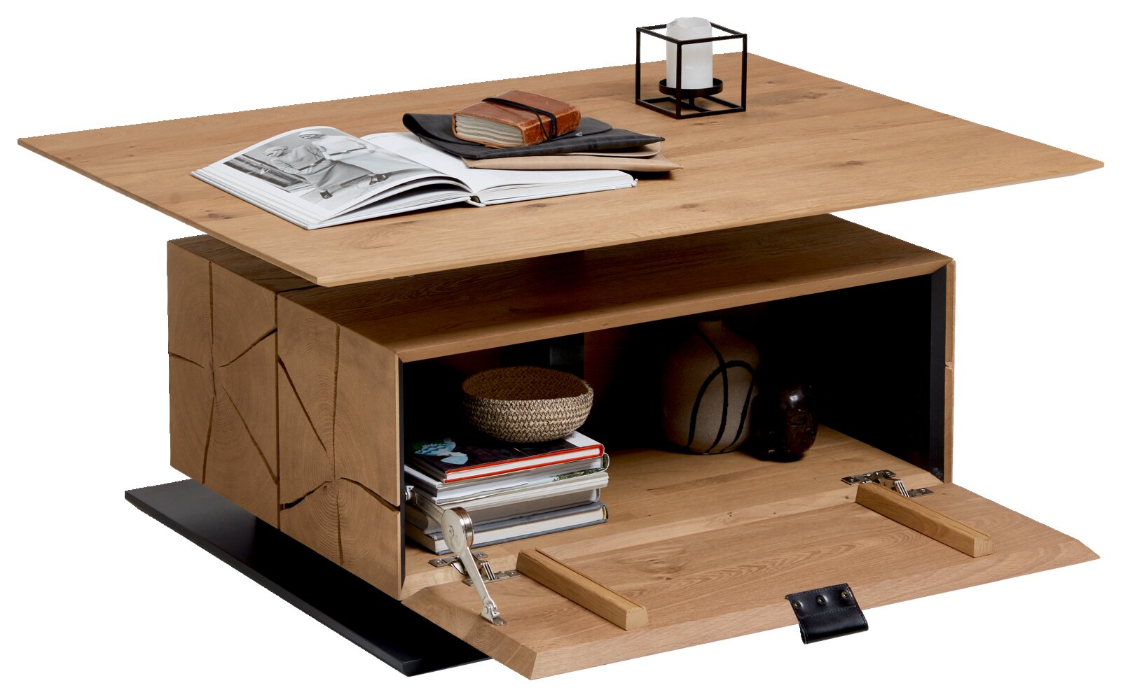 Moderner Couchtisch aus Holz mit Stauraum, von schräg oben fotografiert. Auf der Tischplatte liegen Bücher und eine Kerze, im offenen Fach darunter befinden sich weitere Dekorationsgegenstände.