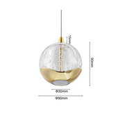 LED-Hängeleuchte mit goldener und transparenter Kugel, seitliche Perspektive