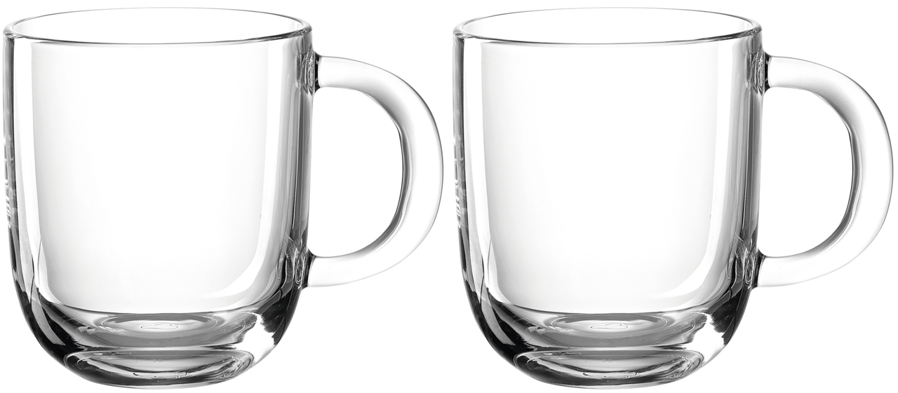 Zwei transparente Glastassen mit Henkel, frontal nebeneinander stehend, auf weißem Hintergrund.