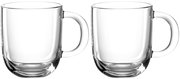 Zwei transparente Glastassen mit Henkel, frontal nebeneinander stehend, auf weißem Hintergrund.