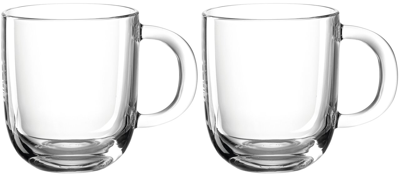 Zwei transparente Glastassen mit Henkel, frontal nebeneinander stehend, auf weißem Hintergrund.