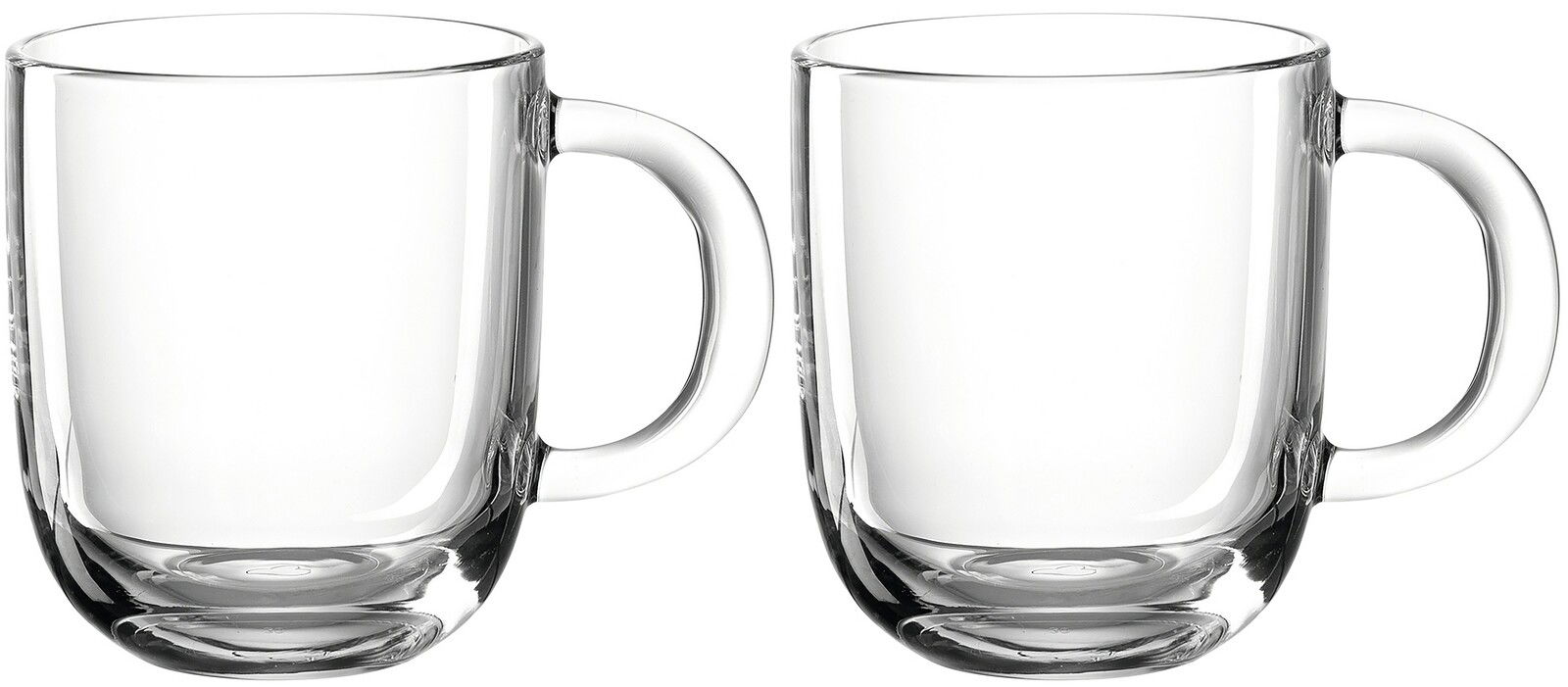 Zwei transparente Glastassen mit Henkel, frontal nebeneinander stehend, auf weißem Hintergrund.