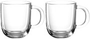 Zwei transparente Glastassen mit Henkel, frontal nebeneinander stehend, auf weißem Hintergrund.
