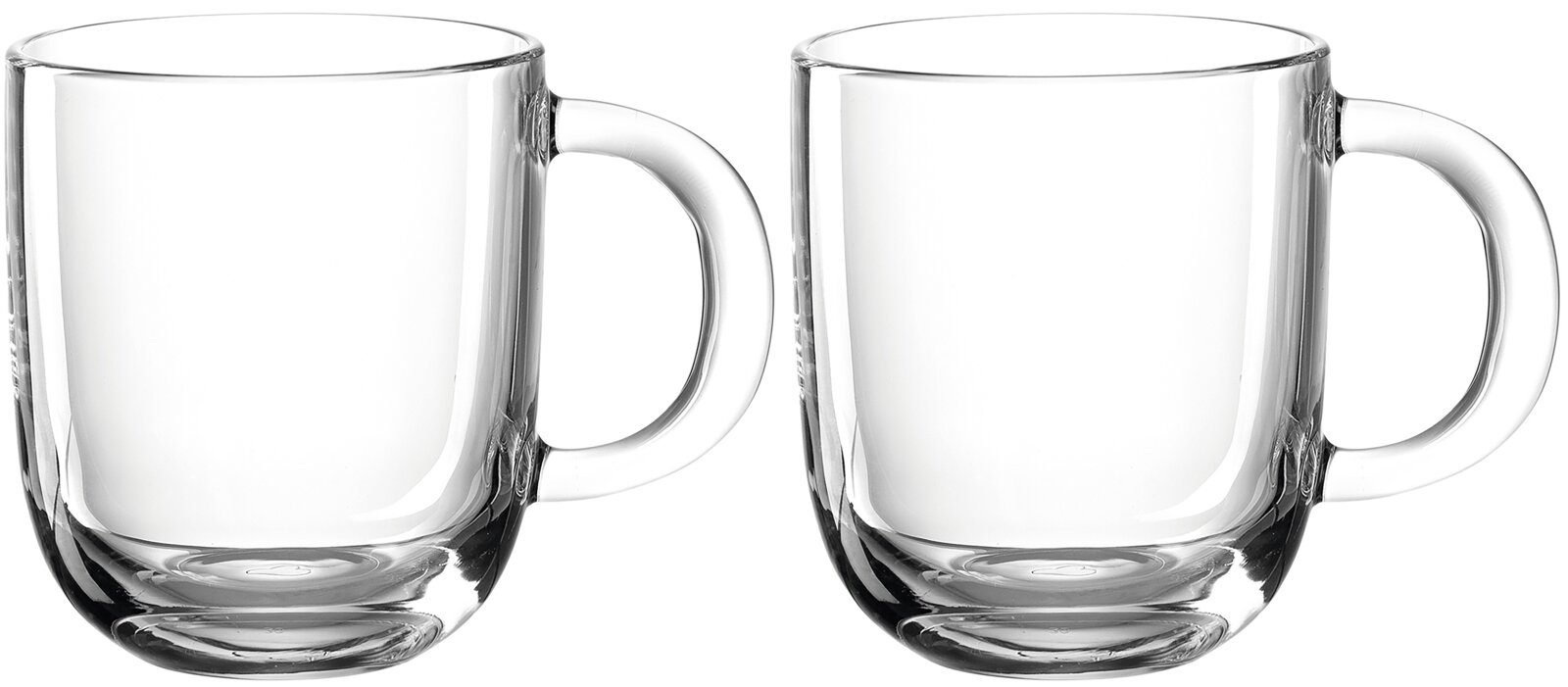 Zwei transparente Glastassen mit Henkel, frontal nebeneinander stehend, auf weißem Hintergrund.