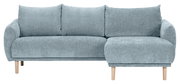 Frontale Ansicht eines modernen, hellblauen Ecksofas mit Holzbeinen und weichen Kissen.