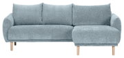 Frontale Ansicht eines modernen, hellblauen Ecksofas mit Holzbeinen und weichen Kissen.