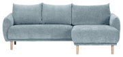 Frontale Ansicht eines modernen, hellblauen Ecksofas mit Holzbeinen und weichen Kissen.