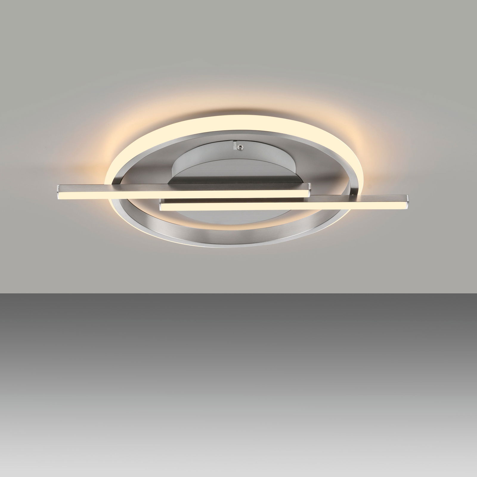 Moderne LED-Deckenleuchte in silberner Optik, von unten betrachtet, mit kreisförmigem und linearem Design.