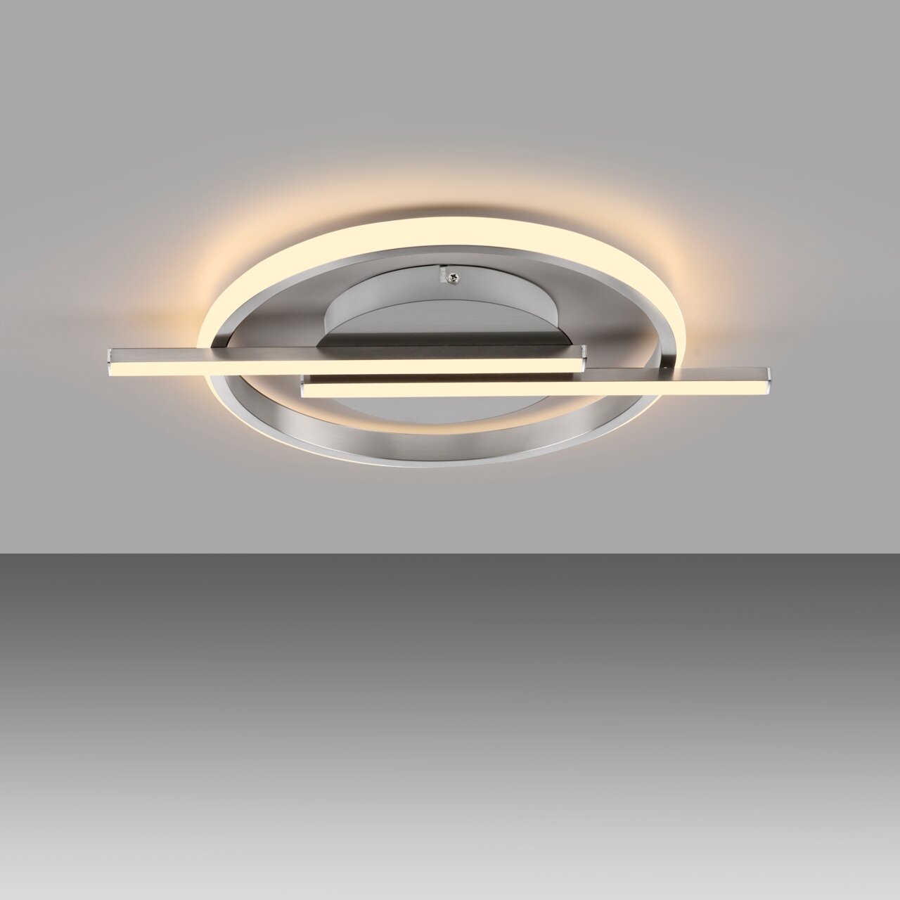 Moderne LED-Deckenleuchte in silberner Optik, von unten betrachtet, mit kreisförmigem und linearem Design.