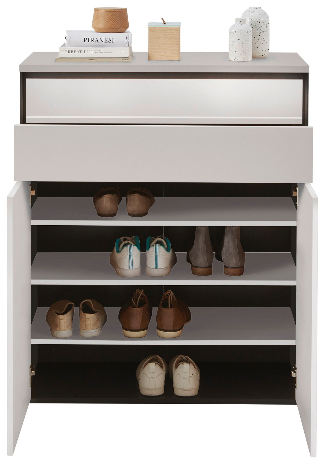 Moderner Schuhschrank mit offener Tür, gefüllt mit verschiedenen Schuhen, aus der Frontalperspektive.