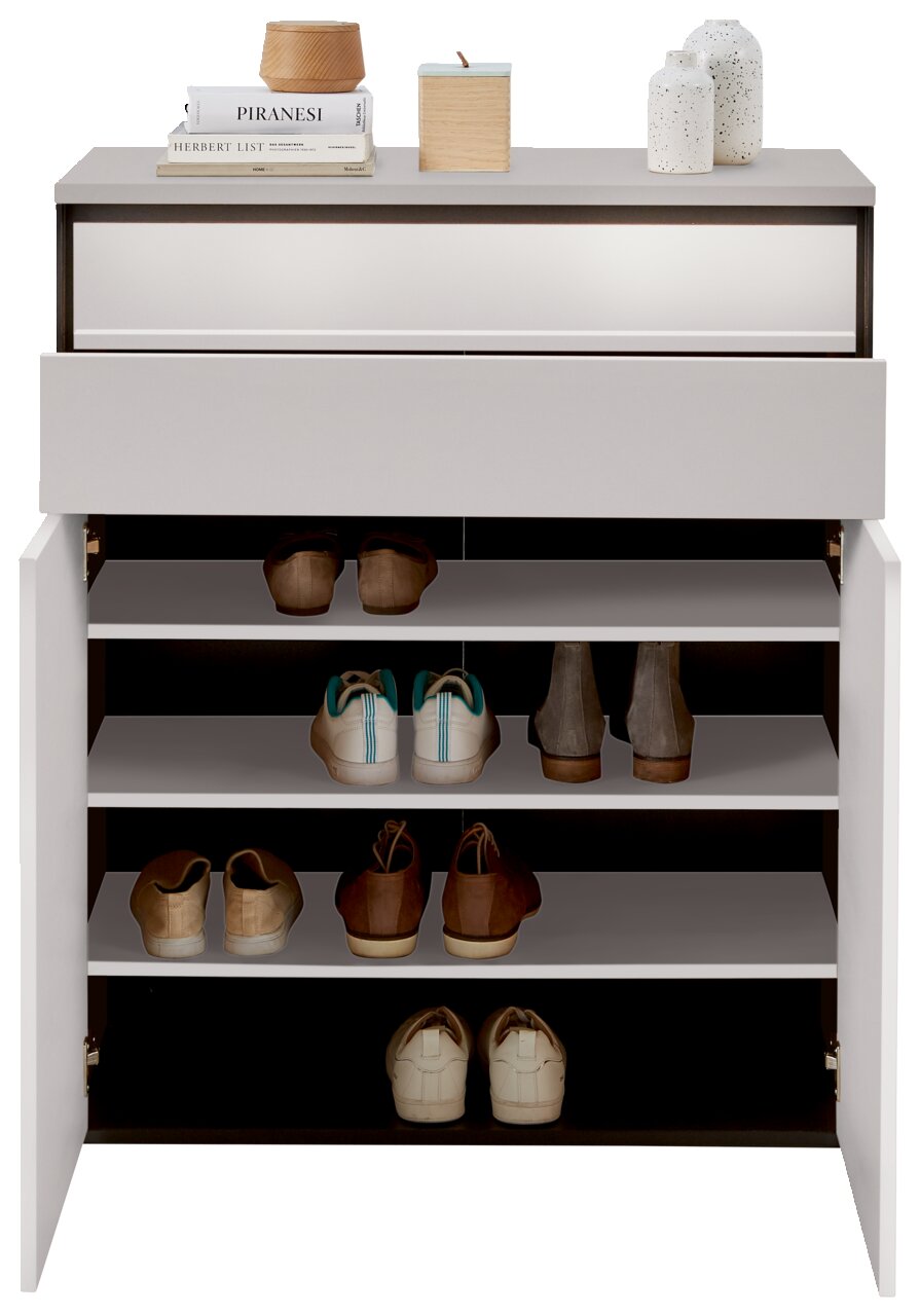 Moderner Schuhschrank mit offener Tür, gefüllt mit verschiedenen Schuhen, aus der Frontalperspektive.