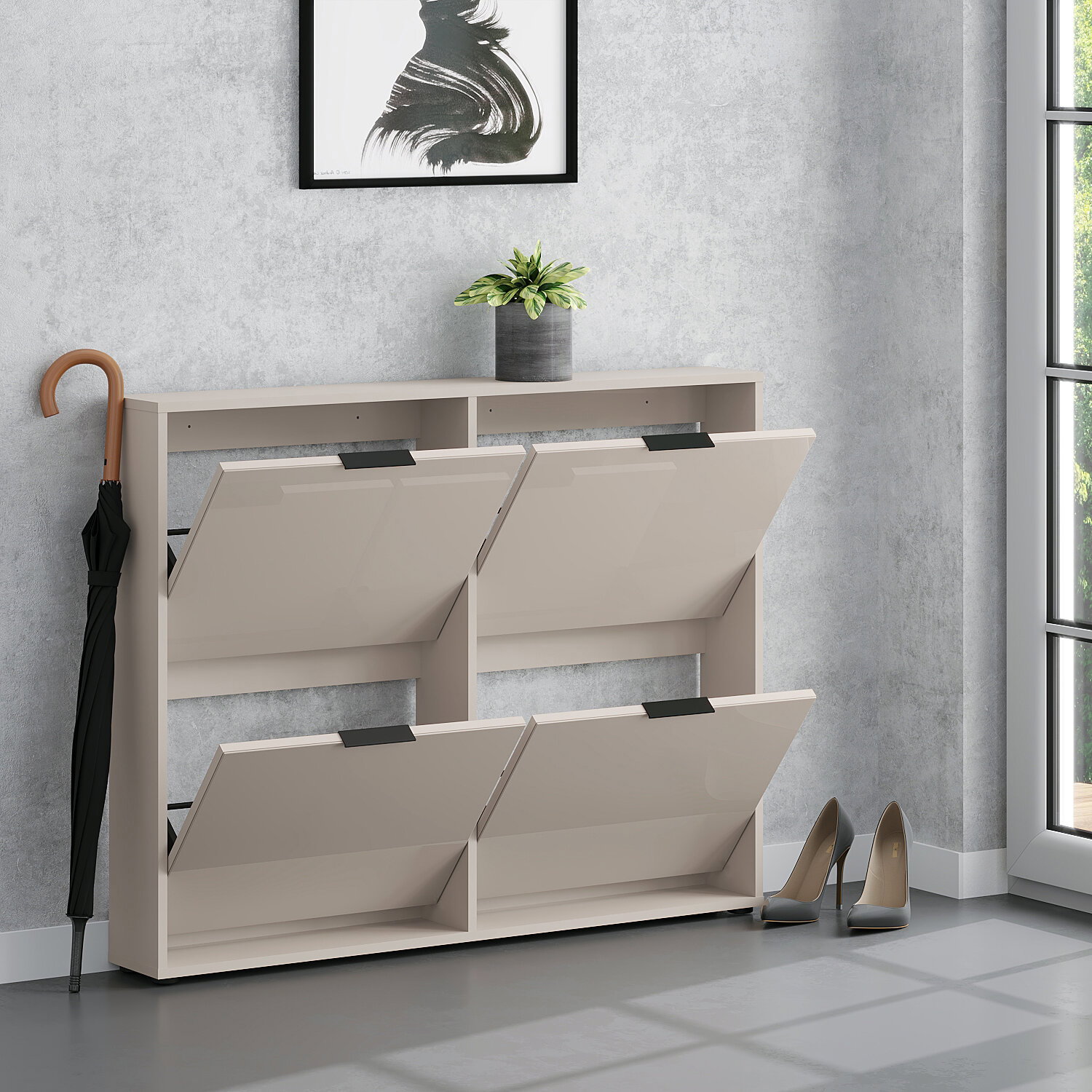 Beiger Schuhschrank mit vier nach vorne klappbaren Fächern und Ablage oben, in frontaler Perspektive leicht von rechts, im Flur mit Pflanze, Schirm und High Heels