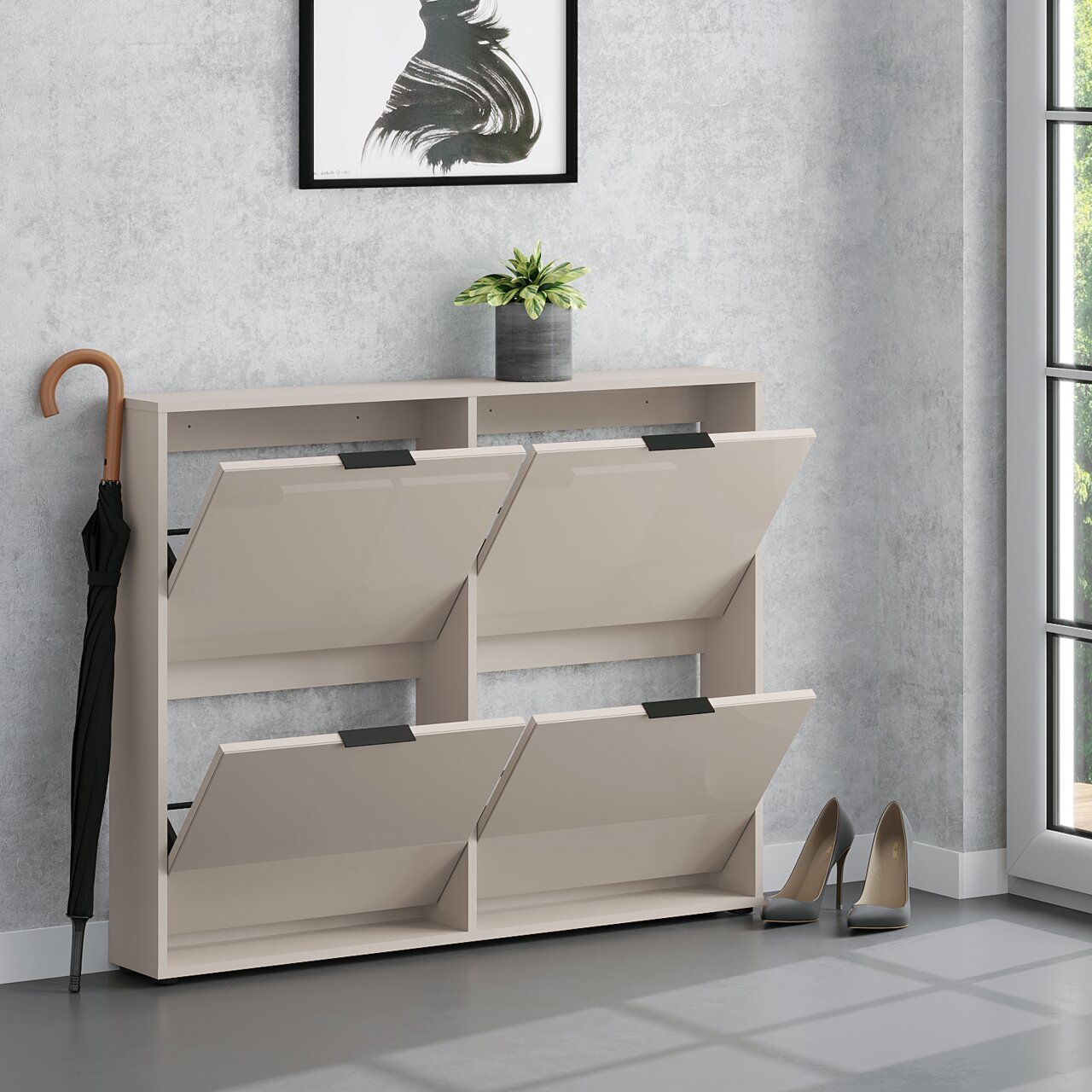 Beiger Schuhschrank mit vier nach vorne klappbaren Fächern und Ablage oben, in frontaler Perspektive leicht von rechts, im Flur mit Pflanze, Schirm und High Heels