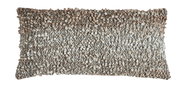 Rechteckiges Kissen mit strukturierter Oberfläche in natürlichen Beige- und Brauntönen, Frontalansicht