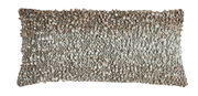 Rechteckiges Kissen mit strukturierter Oberfläche in natürlichen Beige- und Brauntönen, Frontalansicht