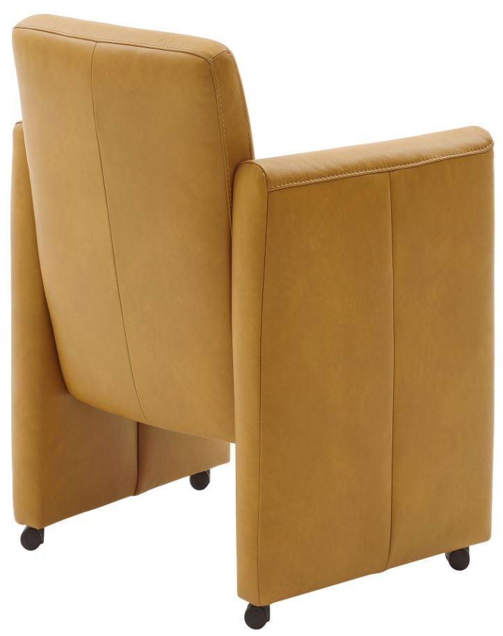 Rückansicht eines modernen, senffarbenen Sessels mit Rollen.