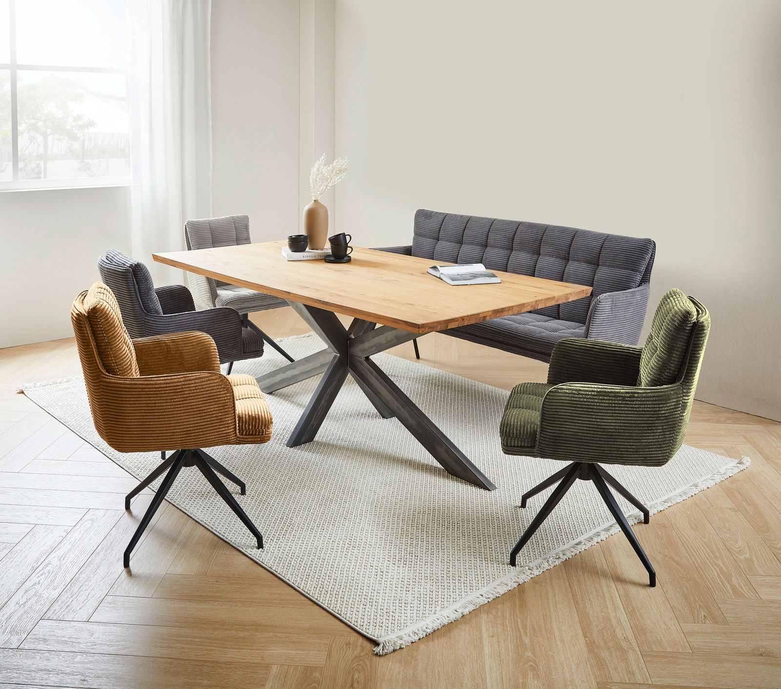 Stylife Armlehnstuhl POLLY Moderner Essbereich mit einem großen Holztisch und verschiedenen Armlehnstühlen in unterschiedlichen Farben, aus der Perspektive von schräg oben fotografiert.