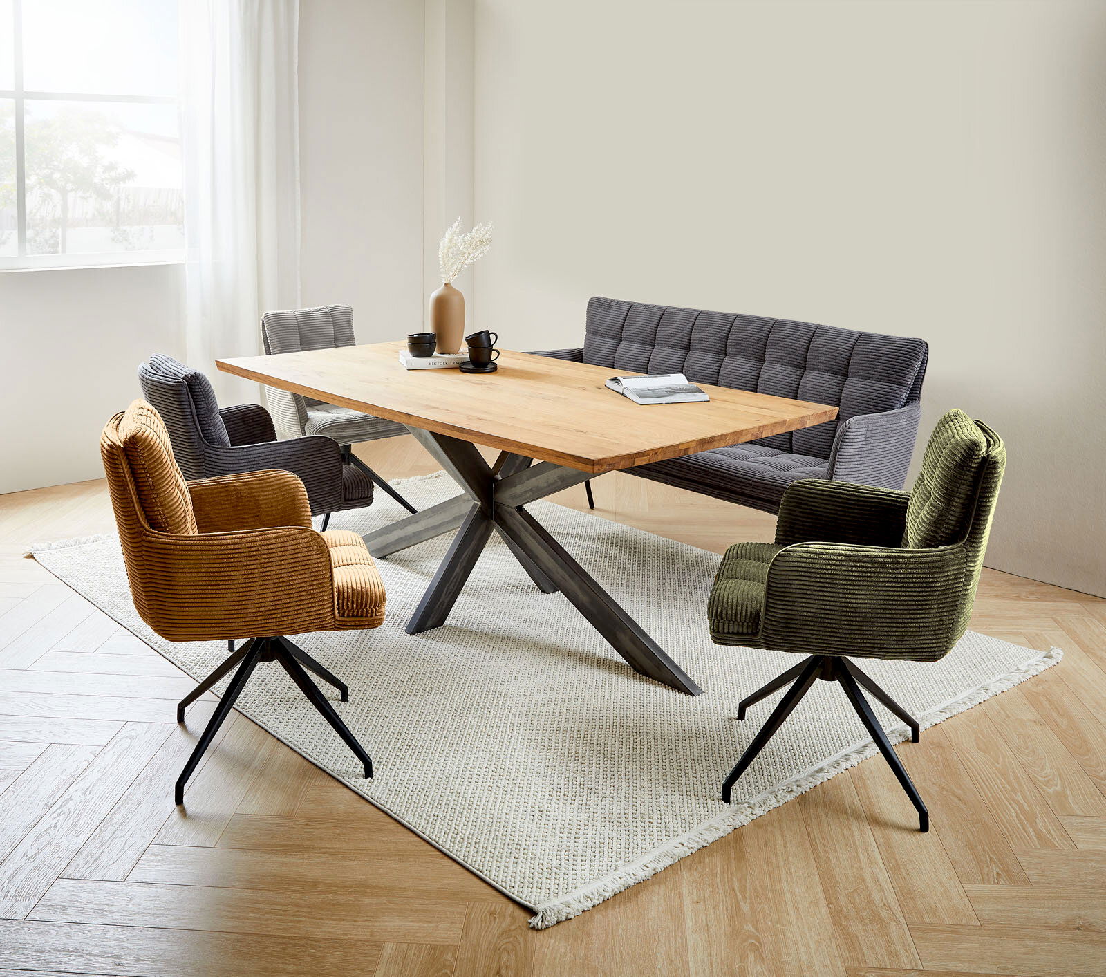 Stylife Armlehnstuhl POLLY Moderner Essbereich mit einem großen Holztisch und verschiedenen Armlehnstühlen in unterschiedlichen Farben, aus der Perspektive von schräg oben fotografiert.