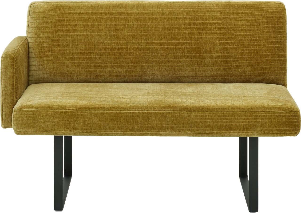 Frontale Ansicht einer modernen, senfgelben Bank mit linker Armlehne und schwarzen Metallbeinen.