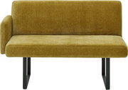 Frontale Ansicht einer modernen, senfgelben Bank mit linker Armlehne und schwarzen Metallbeinen.