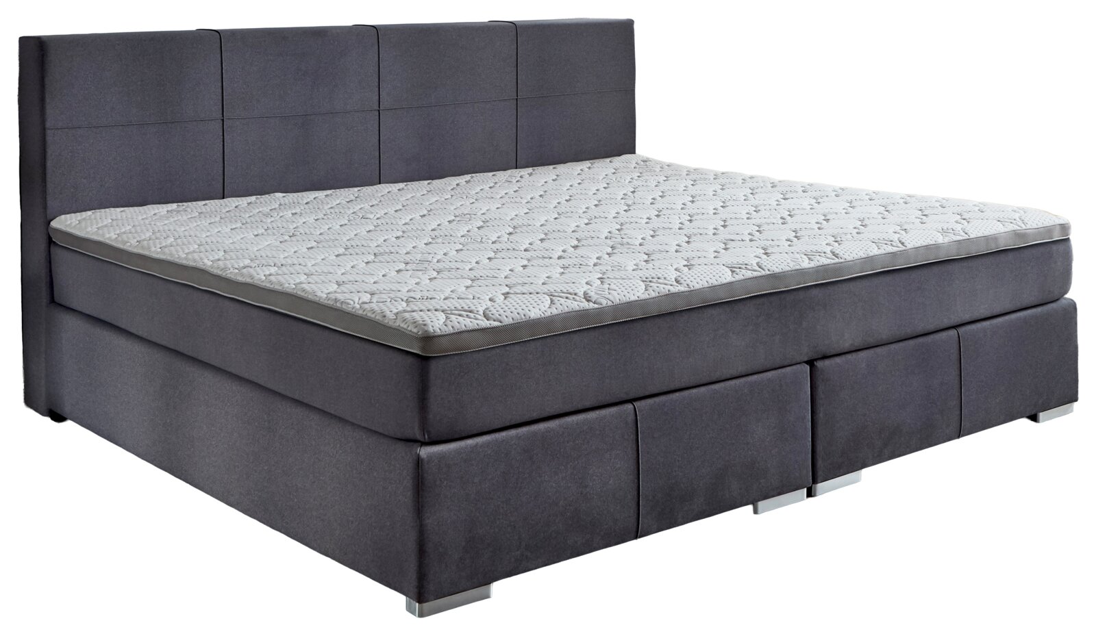 Graues Boxspringbett mit hohem, geometrisch abgestepptem Polsterkopfteil und weißer Matratze, in schräger Vorderansicht von links