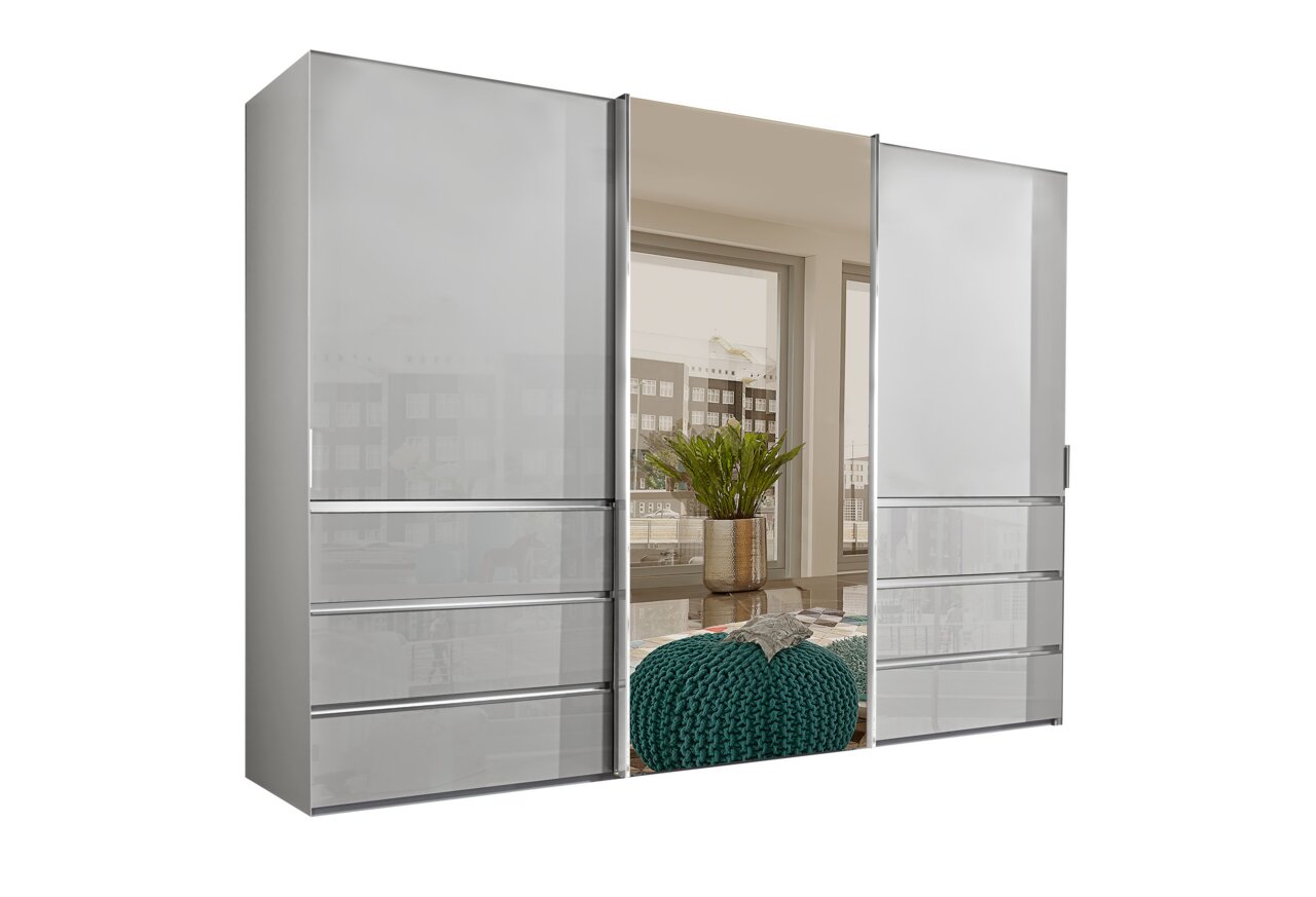 Novel Schwebetürenschrank MALIBU Moderner Schwebetürenschrank mit Spiegel in Frontalansicht, umgeben von einem stilvollen Raum mit großen Fenstern.