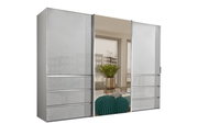Moderner Schwebetürenschrank mit Spiegel in Frontalansicht, umgeben von einem stilvollen Raum mit großen Fenstern.