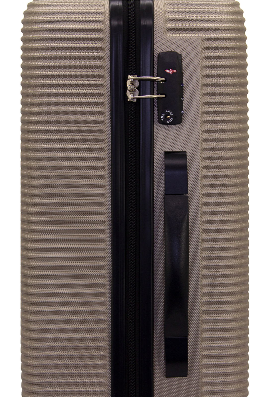 Nahaufnahme eines champagnerfarbenen Trolleys mit strukturiertem Design, seitlicher Griff und Zahlenschloss sichtbar