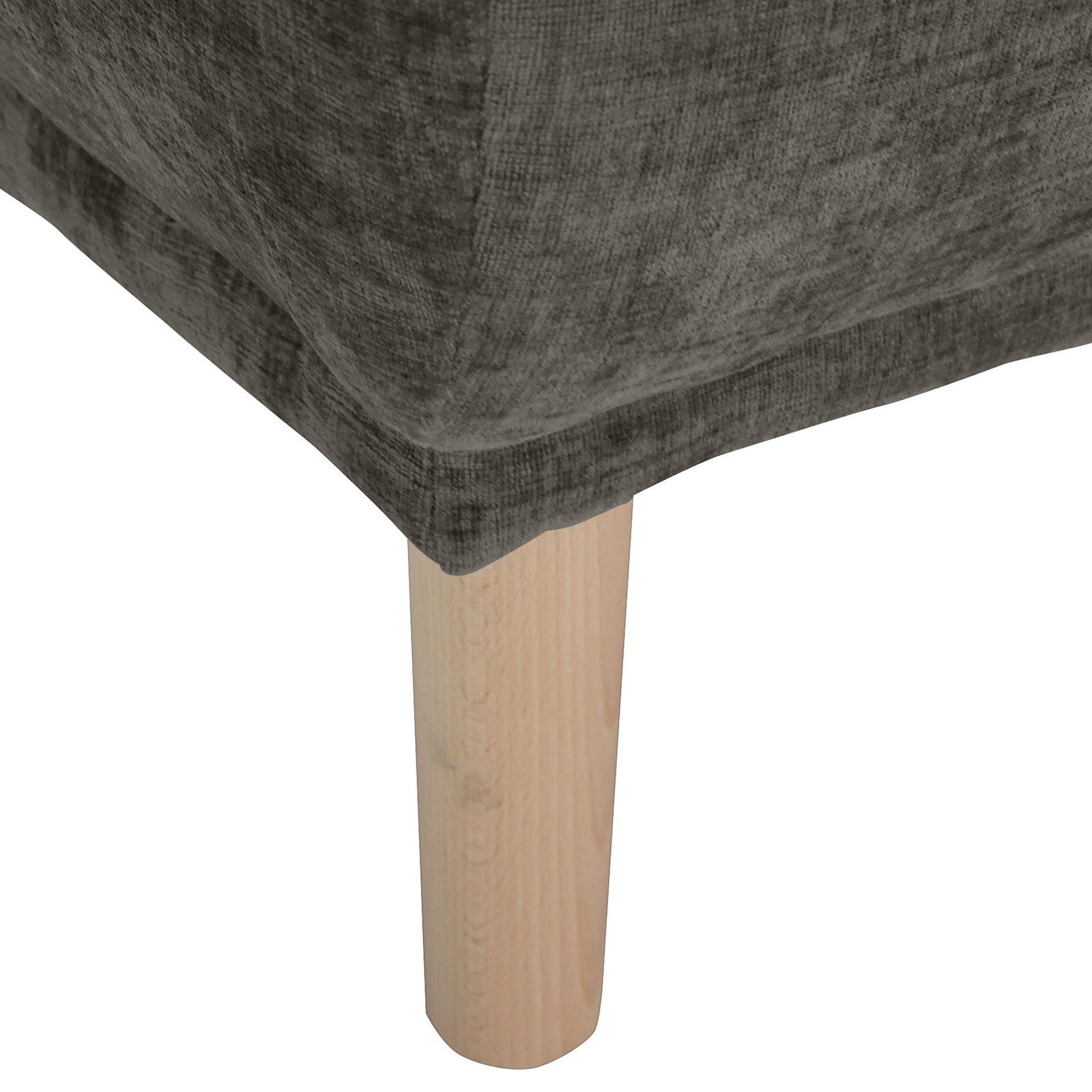 Nahaufnahme eines Hockers mit grauem Stoffbezug und hellem Holzbein, Perspektive von unten.