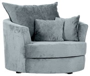 Gezellige, ronde fauteuil van lichtgrijze stof met twee bijpassende kussens, gezien vanaf de zijkant.