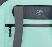Nahaufnahme einer mintgrünen Iso-Tasche mit grauem Reißverschluss und Träger, Markenlogo sichtbar.