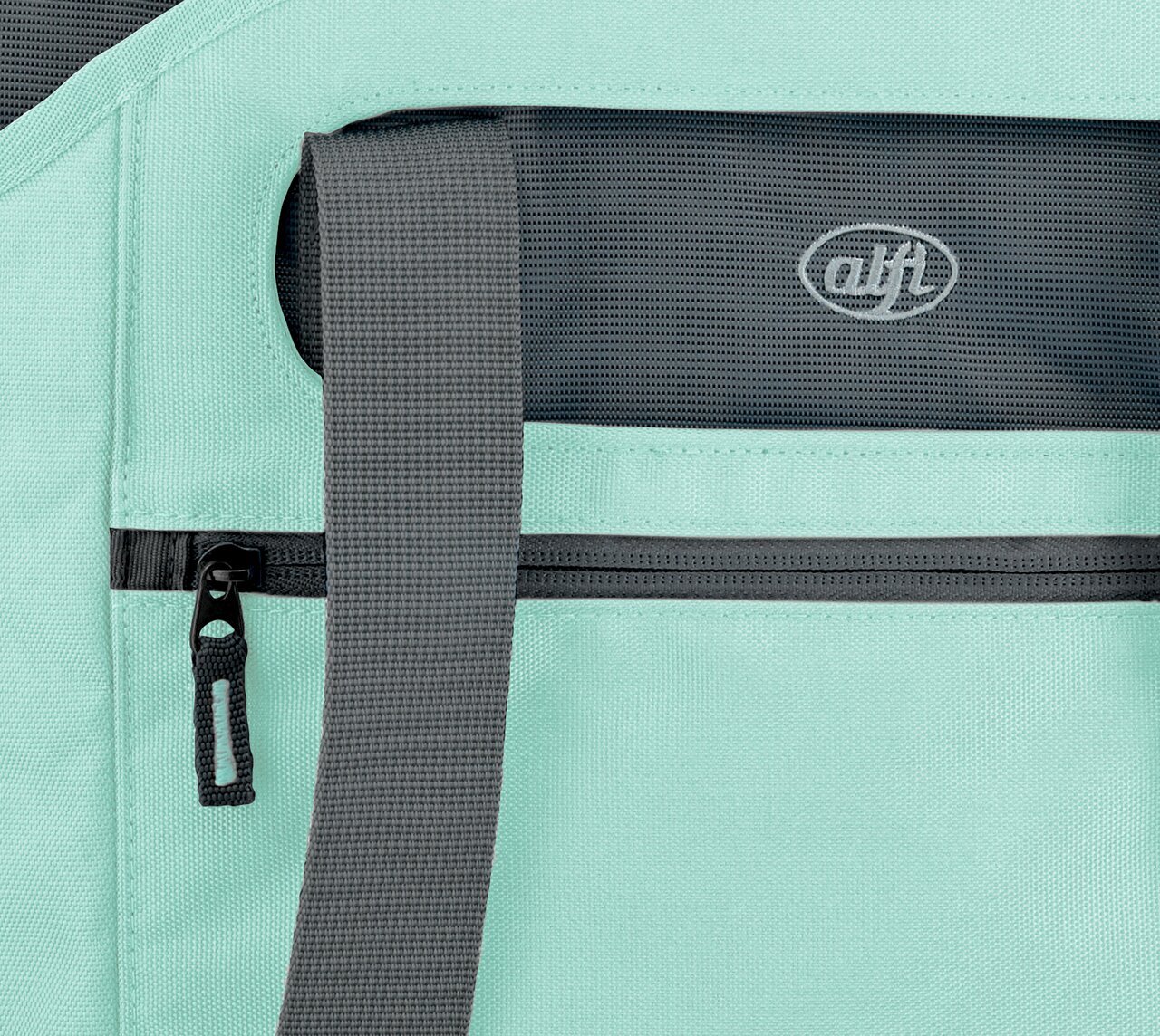 Nahaufnahme einer mintgrünen Iso-Tasche mit grauem Reißverschluss und Träger, Markenlogo sichtbar.