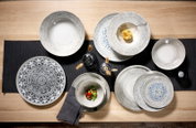 Verschillende decoratieve onderborden en schalen, gezien van bovenaf op een tafel, met een mix van patronen en kleuren.
