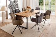 Moderner Esstisch mit Holzplatte und schwarzen Metallbeinen, umgeben von sechs gepolsterten Stühlen in einem hellen Esszimmer mit Blick auf den Garten.