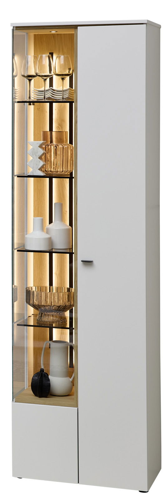 Moderne Vitrine mit Glastüren, beleuchtetem Innenraum und dekorativen Objekten, seitliche Perspektive