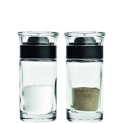 Zwei Glasbehälter mit schwarzem Deckel, einer mit Salz und einer mit Pfeffer, aus der Vorderansicht.