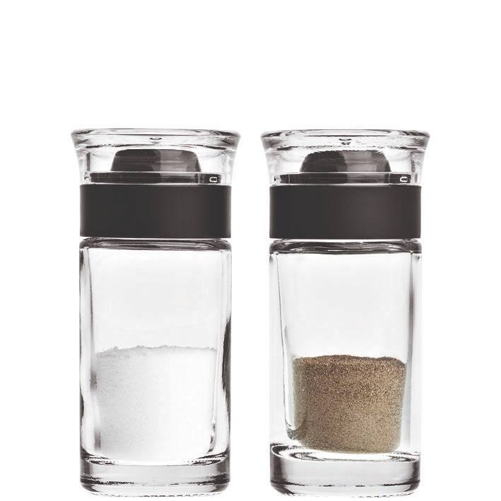 Zwei Glasbehälter mit schwarzem Deckel, einer mit Salz und einer mit Pfeffer, aus der Vorderansicht.