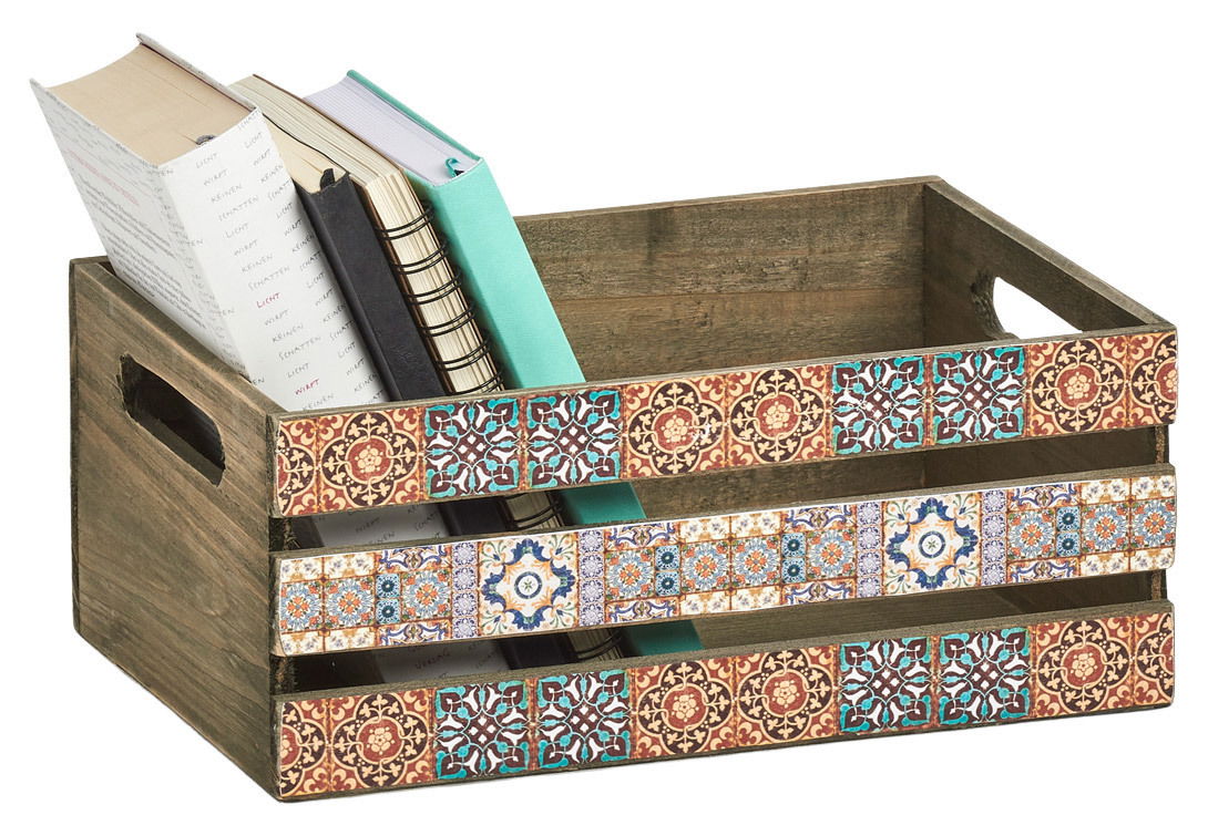 Holzkiste mit buntem Mosaikmuster, gefüllt mit Büchern, seitliche Perspektive