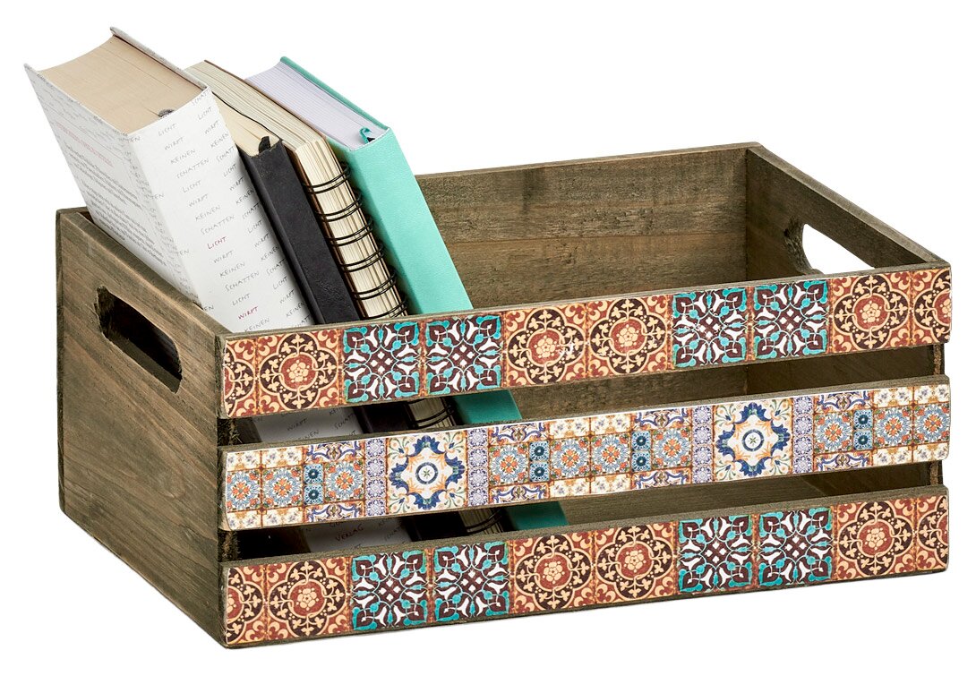 Holzkiste mit buntem Mosaikmuster, gefüllt mit Büchern, seitliche Perspektive