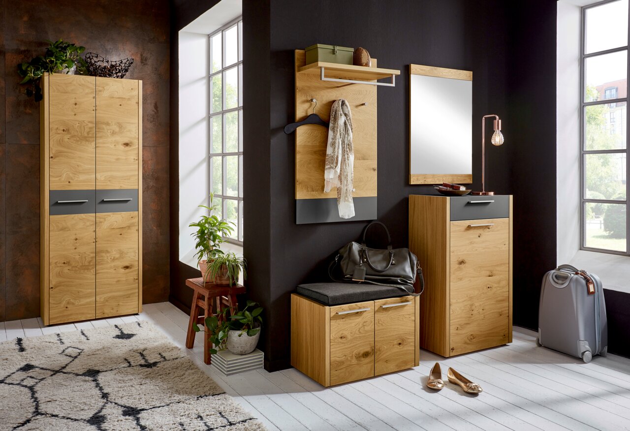 Moderne Garderobeneinrichtung in Holzoptik mit Schrank, Sitzbank, Spiegel und Kommode, seitliche Perspektive.