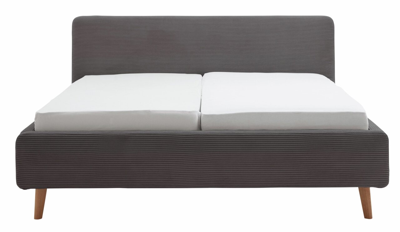 Frontale Ansicht eines grauen Polsterbettgestells mit Holzbeinen und zwei weißen Matratzen.