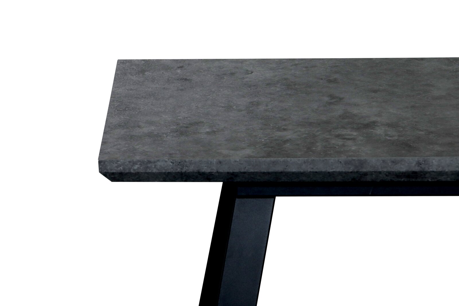 Nahaufnahme eines Esstisches mit dunkler Steinplatte und schwarzem Metallgestell, seitliche Perspektive