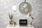 Een rond, groen memobord aan de muur met notities en kaartjes, met daarnaast een spiegel. Perspectief: vooraanzicht op het memobord in een stijlvol ingerichte kamer.