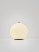 Runde Akku-Tischleuchte in sanftem Licht, frontal betrachtet.