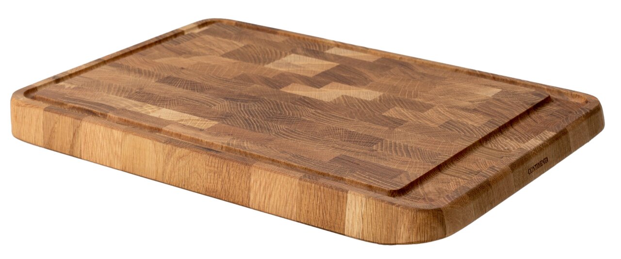 Tranchierbrett aus Eiche Stirnholz in schräger Perspektive, zeigt die Holzmaserung und die Saftrille.