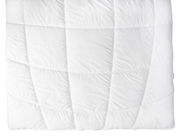 Weiße, gesteppte Decke in Draufsicht