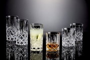 Sechs elegante Kristallgläser der Noblesse-Serie, darunter Whisky- und Longdrinkbecher, auf einer glänzenden Oberfläche mit seitlicher Perspektive.